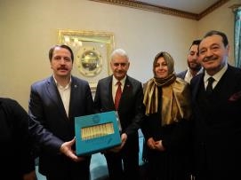 Başbakanımız Sayın Binali Yıldırım’a Vakıf Mütevelli Heyeti Başkanı Sayın Ali Yalçın tarafından Mehmet Akif İnan’ın külliyatı takdim edildi